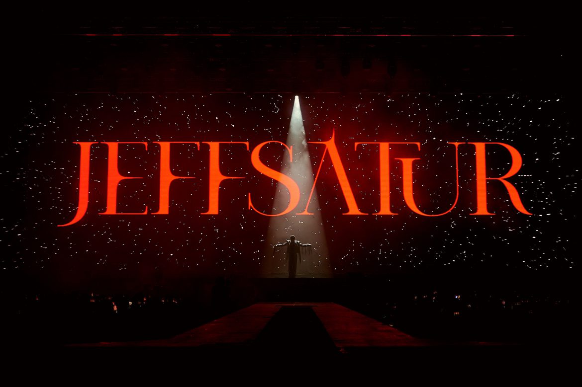 “เจฟ ซาเตอร์” ทุ่มสุดตัว!!  จัดเต็มโปรดักชันอลังการ ครบทุกมิติ  ขนเซอร์ไพรส์!! โชว์จัดหนักเพื่อแฟนเพลง        ในคอนเสิร์ต “est Cola Presents Jeff Satur: Space Shuttle No.8 Asia Tour in Bangkok”