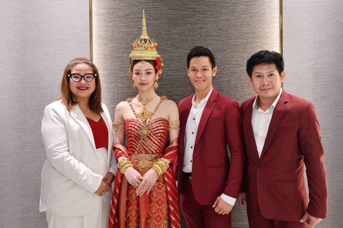 “ทองถนิม” ร่วมเติมเสน่ห์แห่งความเป็นไทยให้ยิ่งวิจิตร จัดสำรับ ‘ถนิมพิมพาภรณ์’  ร่วมเฉลิมฉลองสงกรานต์ ไอคอนสยาม 2568ถ่ายทอดความงดงามโดย ‘หมิว-ณัชชา’ สุดตระการตา