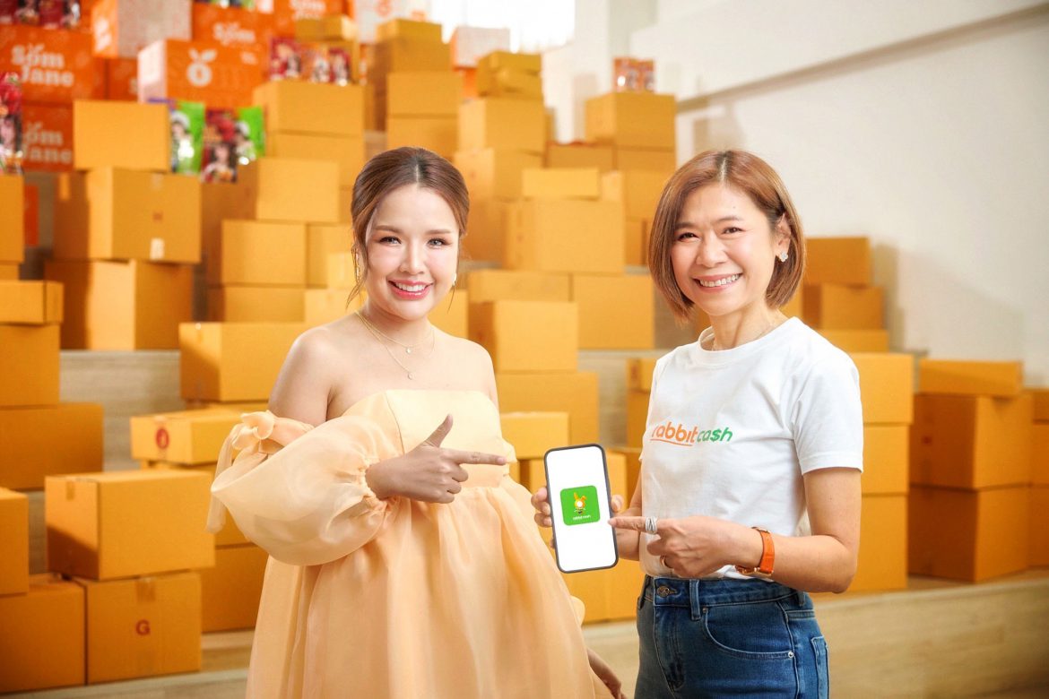 จากชีวิตจริงสู่จอ! เจนนี่ ได้หมดถ้าสดชื่น ขึ้นแท่นนางเอกโฆษณาใหม่ “กระเป๋าเงินทุนออนไลน์” จากแรบบิทแคช ถ่ายทอดเส้นทางชีวิตแม่ค้าออนไลน์ ที่ไม่ง่าย แต่สู้ขาดใจจนสำเร็จ พร้อมส่งต่อพลังใจให้ทุกคนกล้าก้าวกระโดดขึ้นสู้