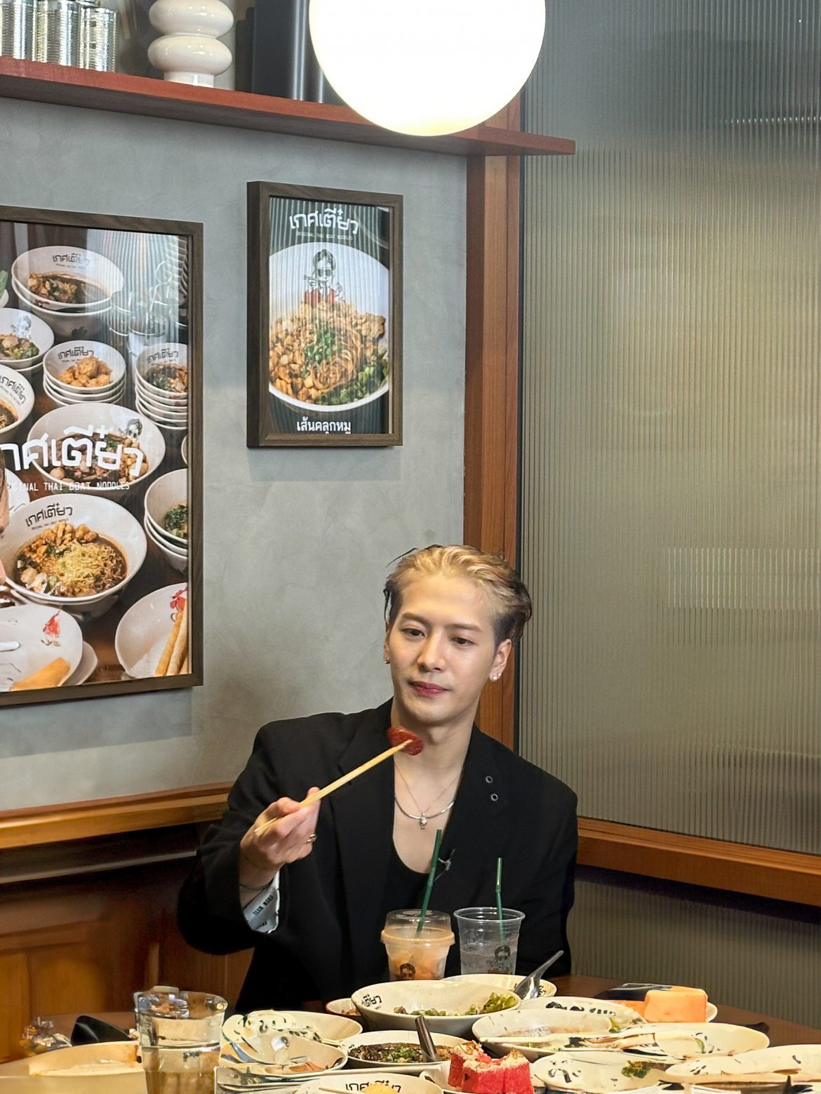 แฟนชาวไทยฟิน “แจ็คสัน หวัง” อุ่นเครื่องเยือนไทยครั้งแรกของปี แวะชิมก๋วยเตี๋ยวเรือร้านดัง ก่อนระเบิดฟอร์มขึ้นคอนใหญ่ GOT7