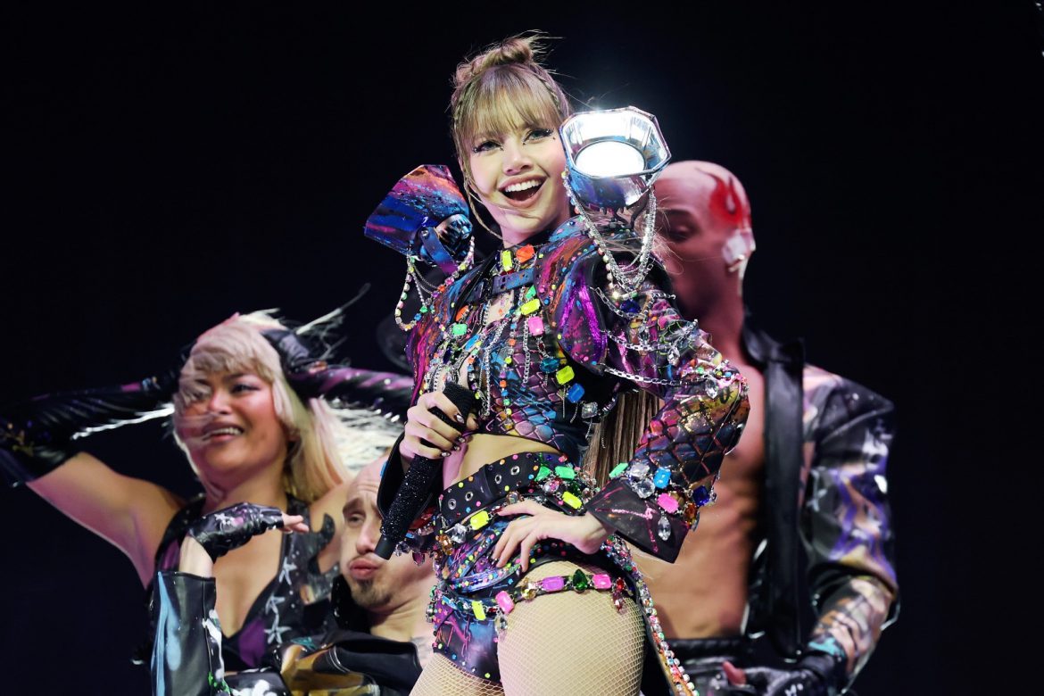 ลิซ่า สะกดทุกสายตาบนเวที Coachella ในลุคคัสตอมจากคริสตัลสวารอฟสกี้