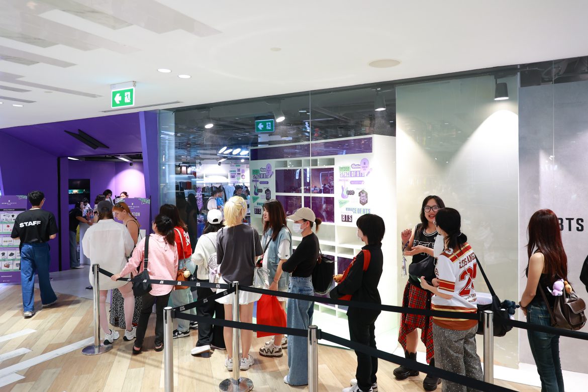 อาคารวง BTS สร้างดึกสุดคึกคักต่อแถวเข้า “ BTS POP-UP : SPACE OF BTS ” สยามดิสคัฟเวอรี่