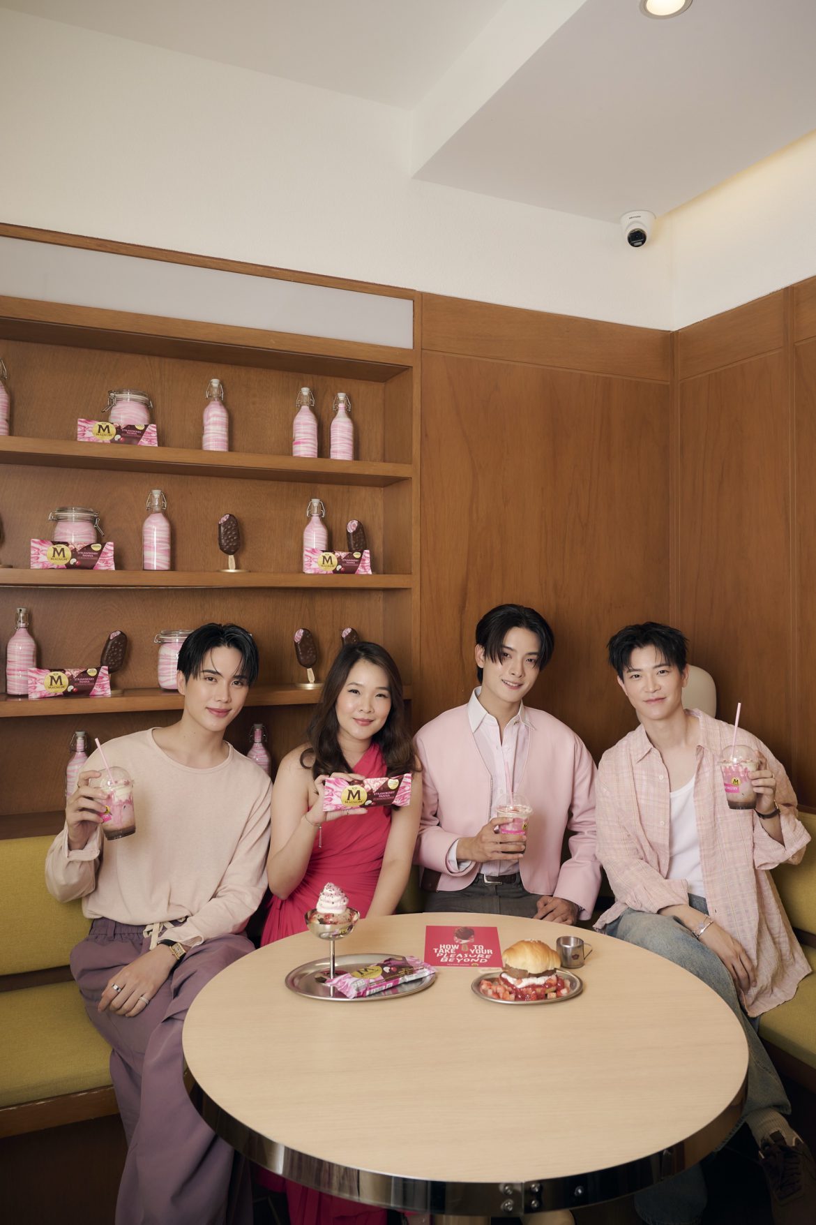 แม็กนั่ม เสิร์ฟความฟินให้สุดไปอีกขั้น กับไอศกรีมรสชาติใหม่ STRAWBERRY PANNA  พร้อมรังสรรค์เมนูสุดพิเศษร่วมกับคาเฟ่สุดฮิต Holiday Pastry