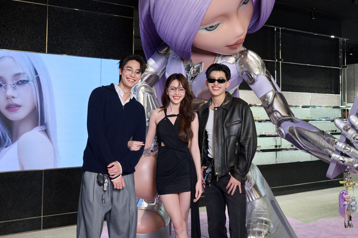 “ใหม่-ดาวิกา” สลัดลุคบนพรมแดง ควง 2 หนุ่ม “ดิว-จิรวรรตน์” และ “ปอนด์-ณราวิชญ์” เปิดตัว “GENTLE MONSTER’S 2025 POCKET COLLECTION” ไฮไลท์พิเศษด้วยการคอลแลปส์ร่วมกับตุ๊กตา BRATZ®