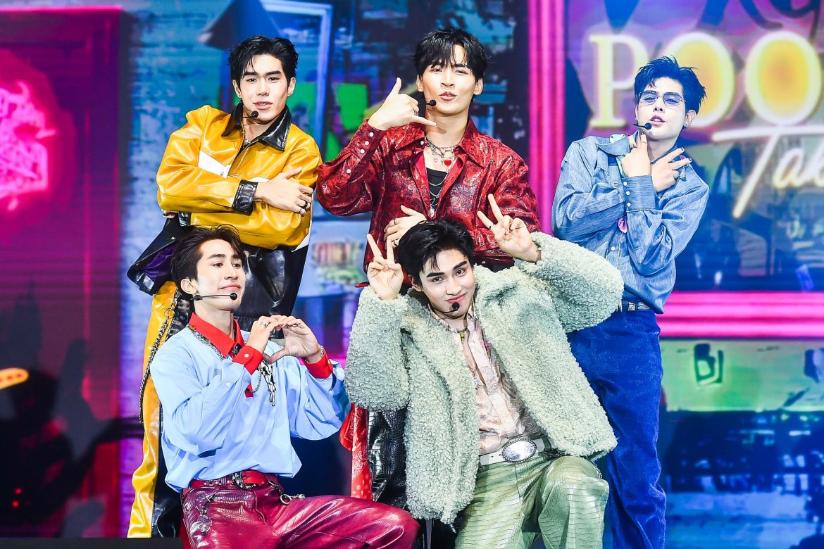 “ภูมิ-ภูริพันธ์” เปิดบ้านต้อนรับแฟนๆ สุดอบอุ่นใน POOM VILLA BIRTHDAY FANCON IN BANGKOK  แฟนคอนเดี่ยวครั้งแรก จัดเต็มโมเมนต์หวาน สนุก ครบทุกอารมณ์!