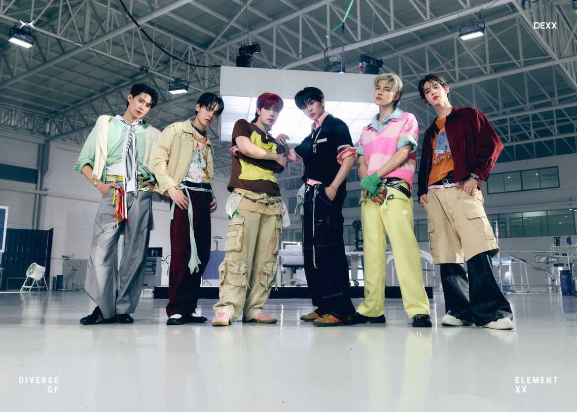 ‘DEXX (เด็กซ์)’ ส่งซิงเกิลเดบิวต์ ‘CLANG CLANG’ พร้อมรันงานเพลง โดดเด่นด้วยดนตรีที่เก๋ และได้ ‘ฮาย Paper Planes’ นั่งแท่นโปรดิวเซอร์