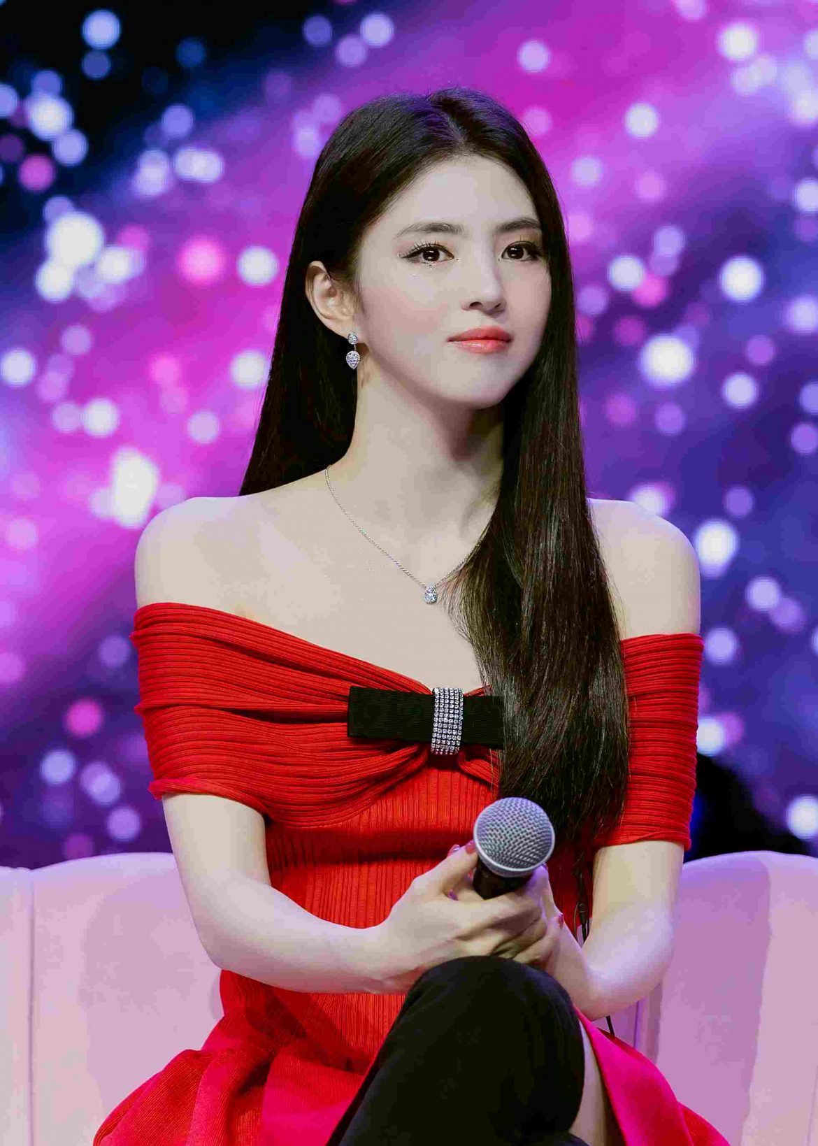 รวมลุคแฟนมีตครั้งแรกของฮันโซฮี ที่กรุงเทพฯ พร้อมด้วยเครื่องประดับจากเมซง Boucheron