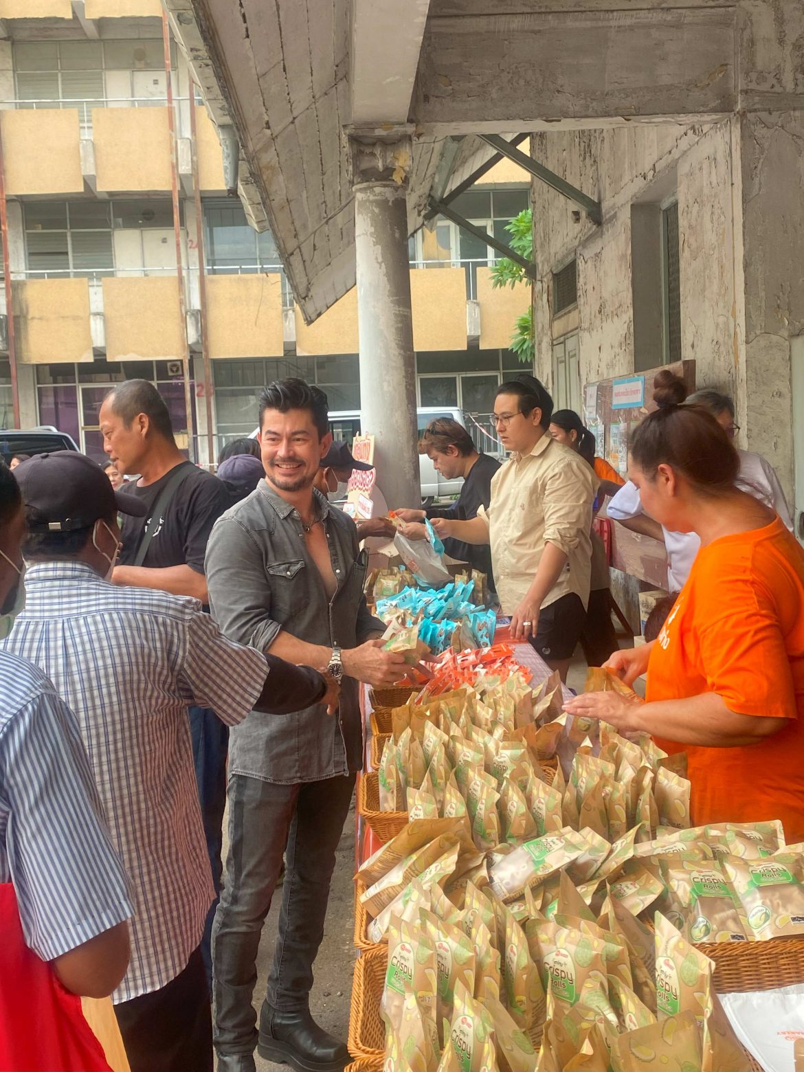 พลังน้ำใจ! อ้น สราวุธ กลั้นน้ำตาช่วยไทย บุกชุมชนแออัดกทม. บริจาคข้าว-อาหารเติมความสุข