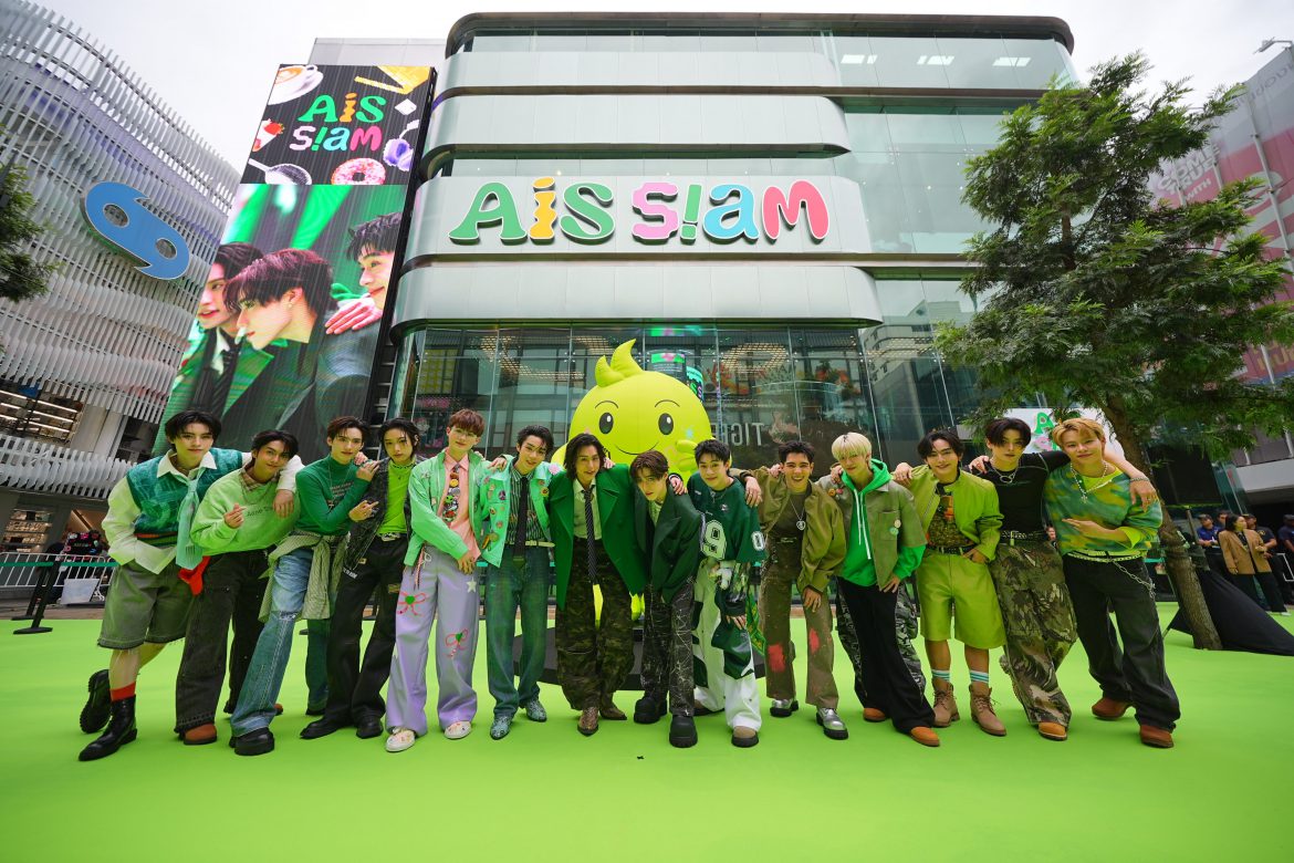 สยามแตก !!! บิวกิ้น-พีพี , BUS , GELBOYS พร้อมเหล่าเซเลบ Teen ICON  โชว์สเต็ปเดิน Green Carpet ในงานเปิดตัว “AIS SIAM” เพลย์เฮ้าส์แห่งใหม่ใจกลางสยาม 
