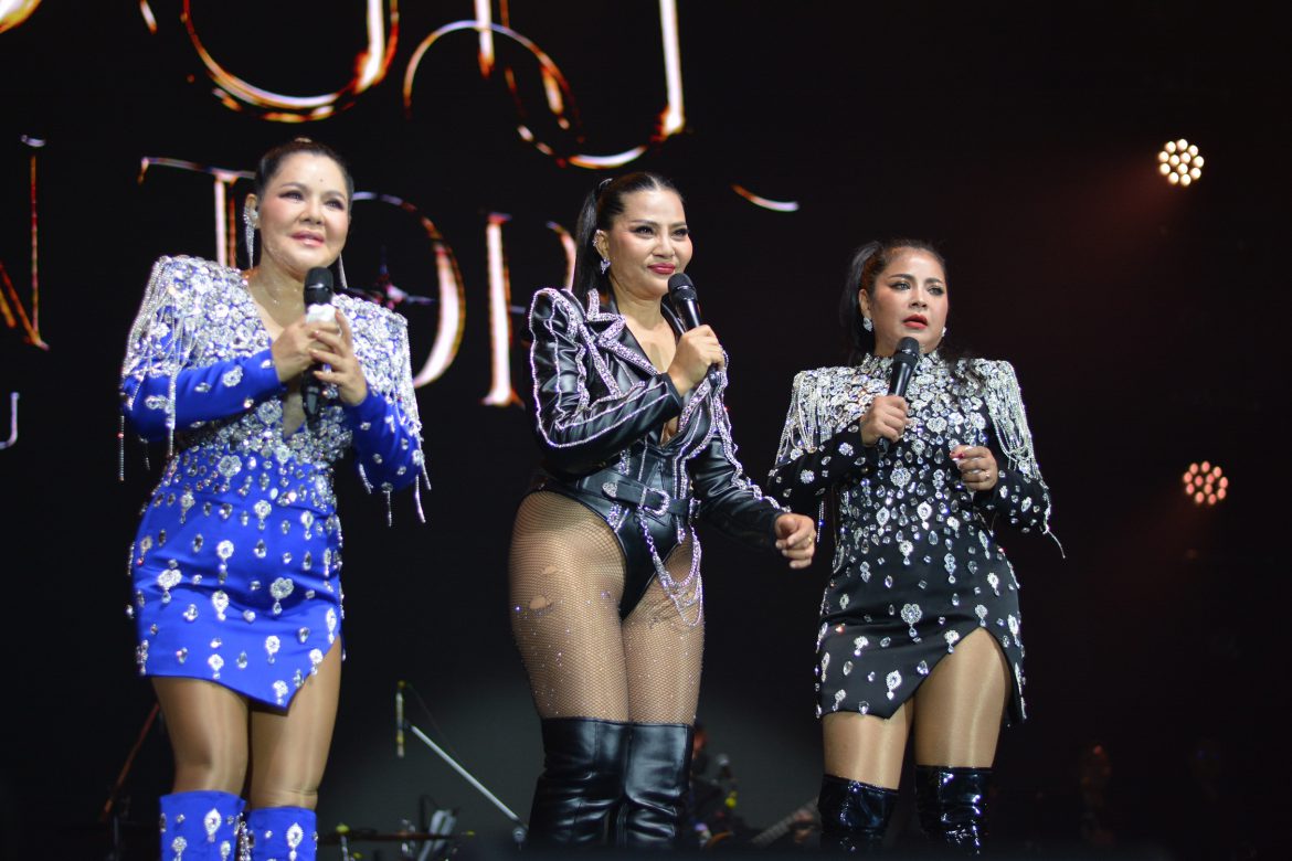 “สามตัวบน คอนเสิร์ต” ทำถึงทุกโมเมนต์ ‘ร้องสุดเสียง เถียงสุดซอย’ สมศักดิ์ศรีคอนเสิร์ตทิ้งทวน 3 ตัวแม่ “ตั๊ก – สุนารี – ฮาย”