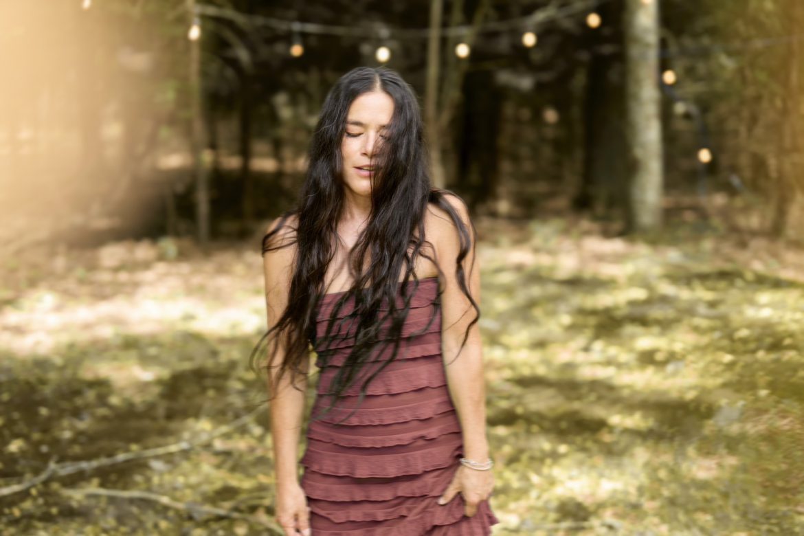 Rachael Yamagata ส่งเพลงใหม่  “Backwards” ออกมาแล้ว ส่วนอัลบั้มเต็ม STARLIT ALCHEMY จะถูกปล่อยออกมาในวันที่ 3 ตุลาคม 2025 นี้