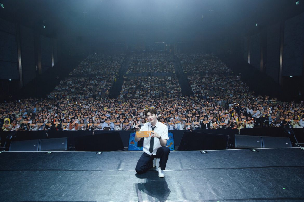 With ชาวไทย สุดปลื้ม! “อีจงซอก” จากบทนักข่าวในซีรีส์ จุดประกายฝันเด็กมัธยม สู่การเป็นนักข่าวตัวจริง โมเมนต์แห่งแรงบันดาลใจกลายเป็นไวรัลชั่วข้ามคืน