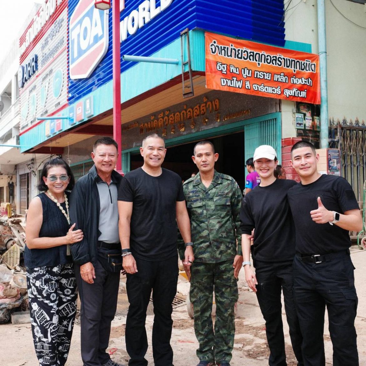 แพนเค้ก-พี่หมี พร้อมครอบครัวยกทีมส่งกำลังใจพี่ทหาร และผู้ประสบภัยน้ำท่วม ที่จ.สงขลา 