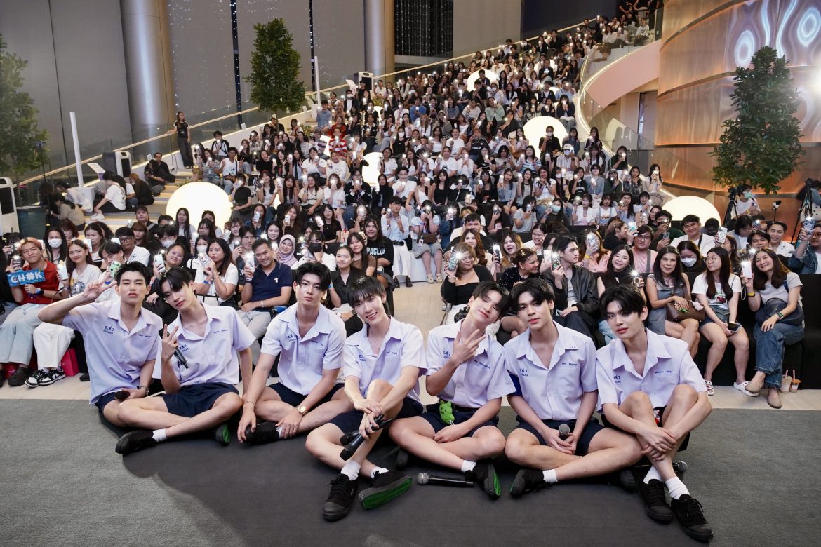 Tia51 เปิดตัว 6 หนุ่มนักเรียนดีเด่นจากทัพฟ้าวิทยาลัย ในงาน “𝐋𝐎𝐕𝐄³ BUSKING TO PILOT”